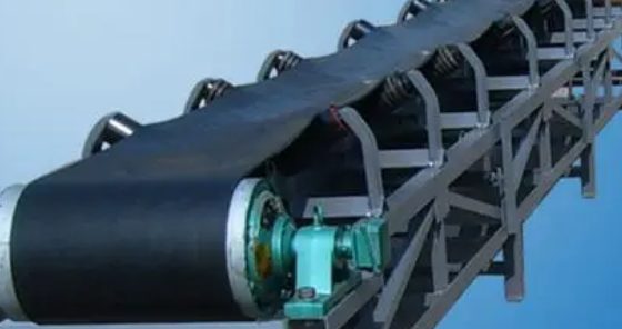 槽型帶式輸送機有什么優(yōu)點？